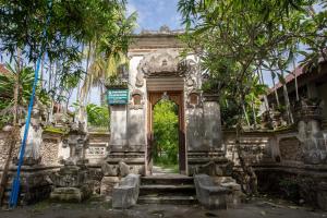an entrance to an old building with a door at Nushe Hostel & Room in Nusa Penida