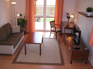 een woonkamer met een bank en een tafel bij Gonda Apartments in Hradec Králové