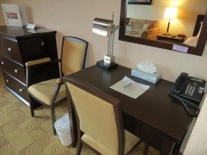 Kuchyň nebo kuchyňský kout v ubytování Shoreside Inn & Suites
