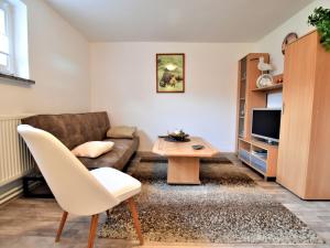 uma sala de estar com um sofá e uma mesa em Luxorious Apartment in Gagelow with Garden em Gägelow