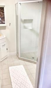 baño con ducha y puerta de cristal en Gorgeous studio 2 minutes from the heart of Subiaco en Perth