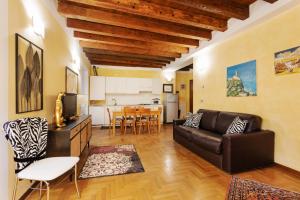 uma sala de estar com um sofá e uma mesa em Città Antica Charming Flat em Verona