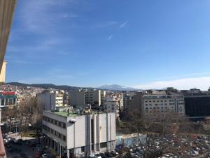 vistas a una ciudad con edificios y coches en Office-Studio Theoxaris, en Tesalónica