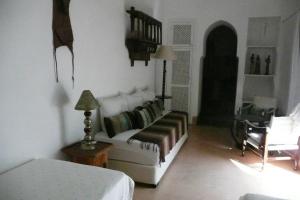 sala de estar con sofá y mesa en Dar Nabila, en Marrakech