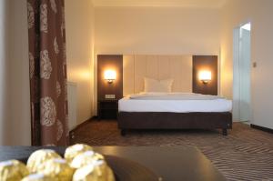 een hotelkamer met een bed en een tafel bij Best Western soibelmanns Frankfurt Airport in Groß-Gerau