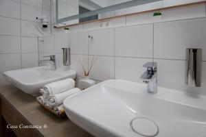 Bilik mandi di Casa Constanza Hotel Garni