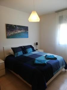 コニル・デ・ラ・フロンテーラにあるCalle Ana Rossettiのベッドルーム1室(大型ベッド1台、青い毛布付)