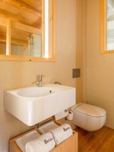 La salle de bains est pourvue d'un lavabo et de toilettes. dans l'établissement Domum 3, à Porto