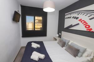 1 dormitorio con 1 cama con toallas en DIFFERENTFLATS Grd, en Salou