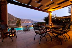 Gallery image of Parathalasso Villas in Monastiraki