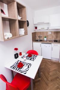 Kuchyň nebo kuchyňský kout v ubytování Apartments Stojanovic