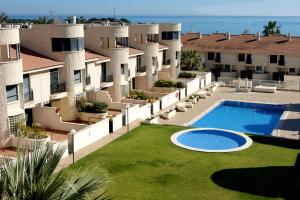 un complexe d'appartements avec une piscine dans la cour dans l'établissement REGIA BAHIA - Cabo Roig - SEA VIEW, à Playas de Orihuela