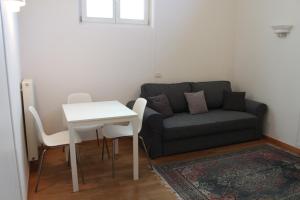een woonkamer met een bank en een tafel bij Soliman in Bressanone