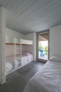 墨伽拉的住宿－Megara sur Mer，一间卧室设有两张床和大窗户