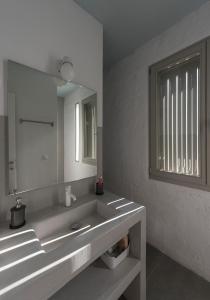 墨伽拉的住宿－Megara sur Mer，一间带水槽和大镜子的浴室