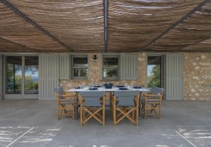 an outdoor dining room with a table and chairs at Megara sur Mer in Megara