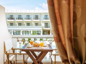 - une table avec de la nourriture et des boissons sur un balcon dans l'établissement Casa Di Mare, à Olympiakí Aktí