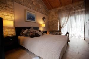 Ένα ή περισσότερα κρεβάτια σε δωμάτιο στο Parathalasso Villas +29 φωτογραφίες