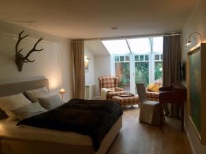 ein Schlafzimmer mit einem Bett und ein Wohnzimmer in der Unterkunft Gästehaus Schloss Bothmer in Schwarmstedt