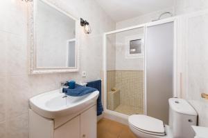 A bathroom at Can Gallu - Adults Only.