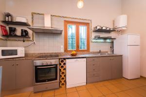 A kitchen or kitchenette at Can Gallu - Adults Only.