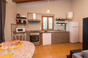 A kitchen or kitchenette at Can Gallu - Adults Only.