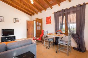 ein Wohnzimmer mit einem Sofa und einem Tisch in der Unterkunft Can Gallu - Adults Only. in Moscari