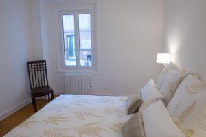 - une chambre avec un lit, une chaise et une fenêtre dans l'établissement Villa Arthur, à Deauville