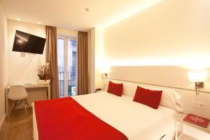 Posteľ alebo postele v izbe v ubytovaní Hotel Pompaelo Plaza del Ayuntamiento & Spa