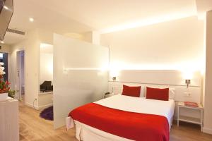Posteľ alebo postele v izbe v ubytovaní Hotel Pompaelo Plaza del Ayuntamiento & Spa