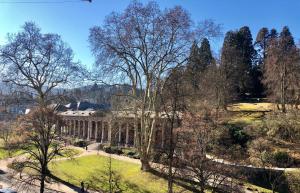 eine Luftansicht des Palastes von Universillen mit Bäumen in der Unterkunft Reichel-Appartements in Baden-Baden