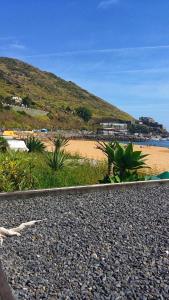 - Vistas a una playa con una colina en Grannies House, en Machico