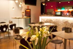 Reštaurácia alebo iné gastronomické zariadenie v ubytovaní Hotel Pompaelo Plaza del Ayuntamiento & Spa