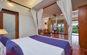 Ένα ή περισσότερα κρεβάτια σε δωμάτιο στο Grape County Eco Resort & Spa, Nashik