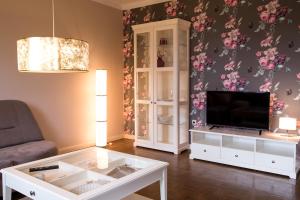 a living room with a couch and a tv at Stemweder Quartier in Stemwede