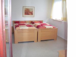 2 camas individuales en una habitación con ventana en Ferienwohnung-Osten, en Schenefeld
