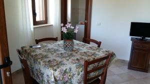TV a/nebo společenská místnost v ubytování Agriturismo Le Scerze