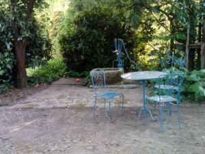una mesa y dos sillas sentadas una al lado de la otra en No Meio da Natureza - Turismo No Espaco Rural, en Vila Nova de Famalicão