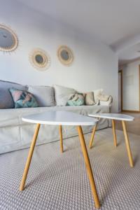 salon ze stołem i kanapą w obiekcie Horoko Apartments by gaiarooms w Madrycie