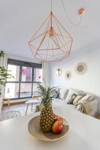 Horoko Apartments by gaiarooms في مدريد: طبق فاكهة على طاولة في غرفة المعيشة