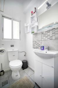 A little Taste of Home Apartments tesisinde bir banyo