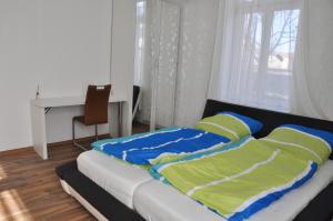 1 dormitorio con 1 cama, escritorio y ventana en Farbgasse 13 en Butzbach