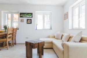 Χώρος καθιστικού στο Stonehouse Korlat with open-air jacuzzi