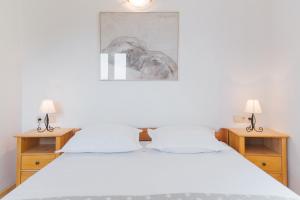 Ένα ή περισσότερα κρεβάτια σε δωμάτιο στο Stonehouse Korlat with open-air jacuzzi +27 φωτογραφίες