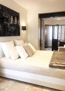 - un lit blanc avec des oreillers blancs dans une chambre dans l'établissement My Pad Provence 4, à Avignon