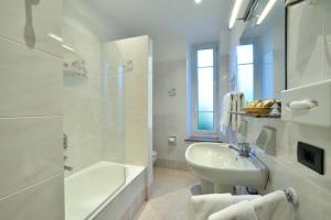 Ванная комната в Hotel Lamberti +37 фотографий