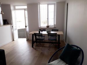 a dining room with a table and chairs in a room at Appartement au coeur de Bayonne sur les remparts in Bayonne