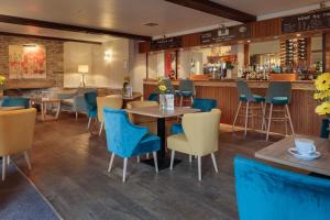 Un restaurante o sitio para comer en Oxford Witney Hotel