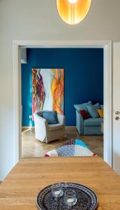 een blauwe kamer met een tafel en een bank bij DARSISS 2 - Museum Apartment in Athene