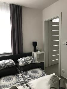 a small bedroom with a bed and a window at Apartament koloru morza - Szmaragd in Łeba